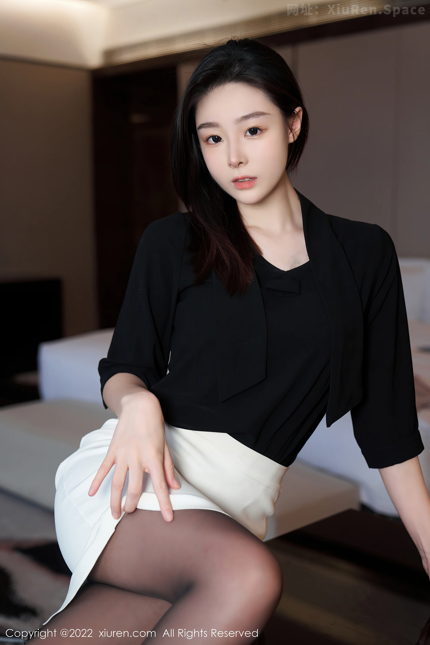 图片[4]-[XiuRen秀人网] VOL.5312 模特是小逗逗黑色轻透上衣配白色短裙露超薄无内黑丝诱惑写真90P-秀人网官方网站